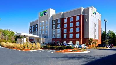 Holiday Inn Express and Suites Duluth Mall Area