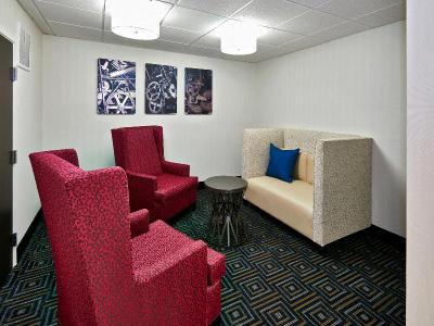 Holiday Inn Express and Suites Birmingham South Pe