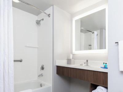 Holiday Inn Express and Suites Newport News