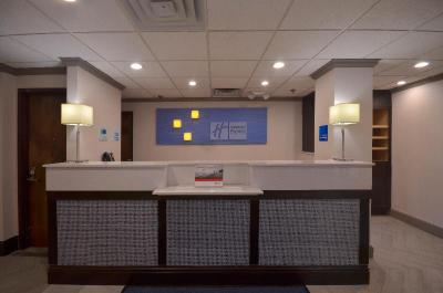 Holiday Inn Express and Suites Fayetteville Univ O