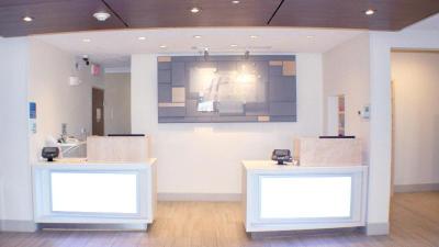 Holiday Inn Express and Suites Plainview