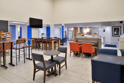 Holiday Inn Express and Suites Farmington Bloomfie