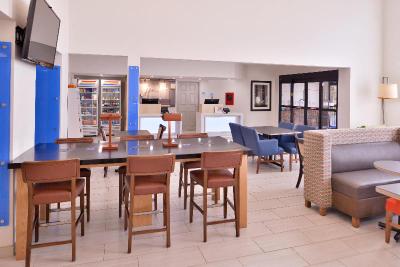 Holiday Inn Express and Suites Farmington Bloomfie