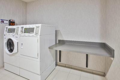 Holiday Inn Express and Suites Rochester Victor