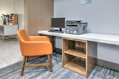 Holiday Inn Express & Suites Winnie