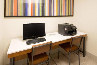 Holiday Inn Express and Suites Worthington