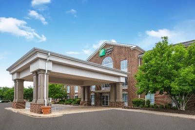 Holiday Inn Express & Suites Warrenton, an IHG