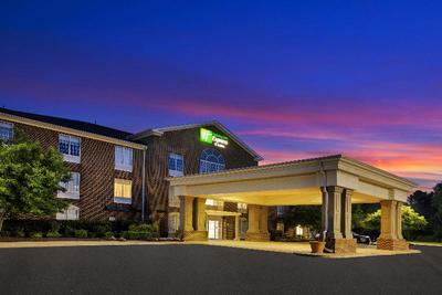 Holiday Inn Express & Suites Warrenton, an IHG