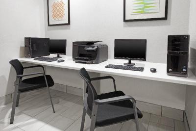 Holiday Inn Express & Suites Warrenton, an IHG