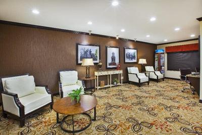 Holiday Inn Express and Suites Washington Meadow L