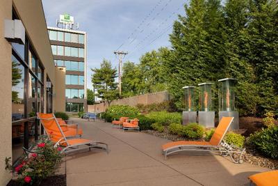 Holiday Inn & Suites Charleston West