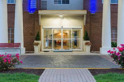 Holiday Inn Express and Suites Petersburg Fort Lee