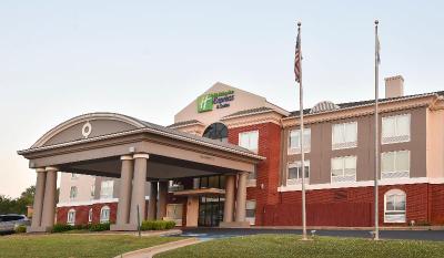 Holiday Inn Express and Suites Selma