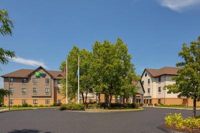 Holiday Inn Express and Suites Bradley Airport