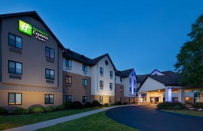 Holiday Inn Express and Suites Bradley Airport