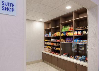 Holiday Inn Express and Suites Bradley Airport