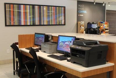 Holiday Inn Express and Suites Bradley Airport