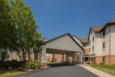 Holiday Inn Express and Suites Bradley Airport
