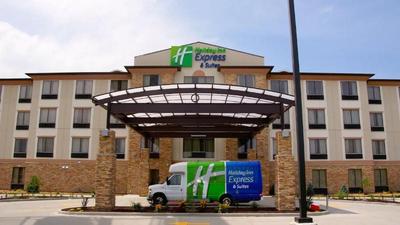Holiday Inn Express and Suites St Louis Airport