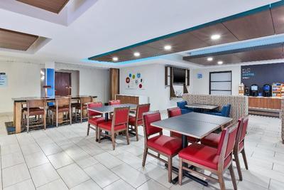 Holiday Inn Express and Suites Three Rivers