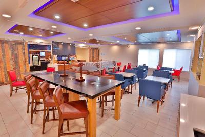 Holiday Inn Express & Suites Dickson by IHG