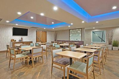 Holiday Inn Express and Suites Harrisburg S New Cu