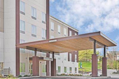 Holiday Inn Express and Suites Harrisburg S New Cu