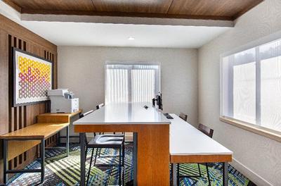 Holiday Inn Express and Suites Birmingham Invernes
