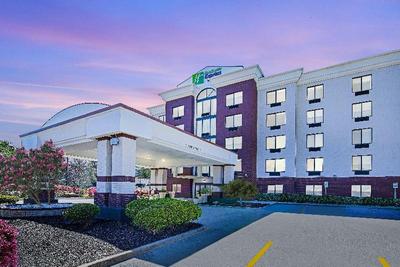 Holiday Inn Express and Suites Birmingham Invernes