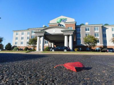 Holiday Inn Express and Suites Millington Memphis