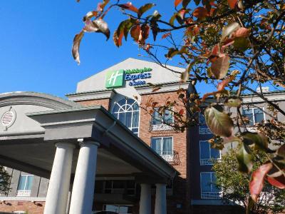 Holiday Inn Express and Suites Millington Memphis