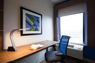 Holiday Inn Express and Suites Brentwood North Nas