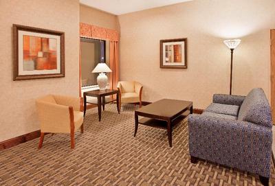 Holiday Inn Express and Suites Kansas City Liberty