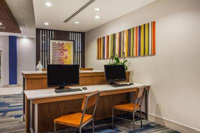 Holiday Inn Express and Suites Lexington Park Cali
