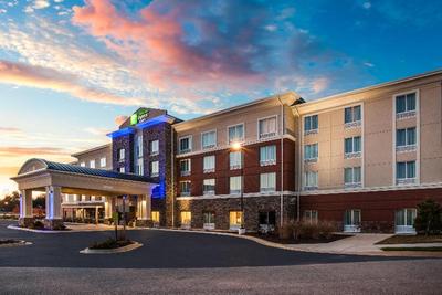 Holiday Inn Express and Suites Lexington Park Cali