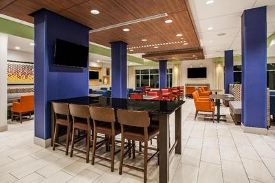 Holiday Inn Express and Suites Lexington Park Cali