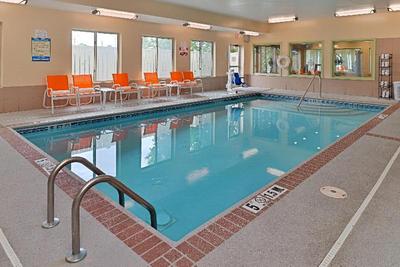 Holiday Inn Express and Suites Cincinnati Blue Ash