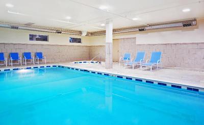 Holiday Inn Express and Suites Chicago North Wauke