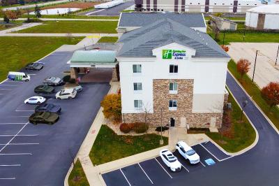 Holiday Inn Express and Suites Chicago North Wauke
