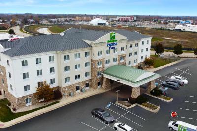Holiday Inn Express and Suites Chicago North Wauke