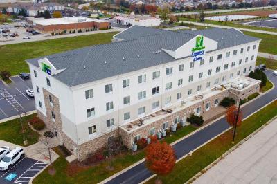 Holiday Inn Express and Suites Chicago North Wauke