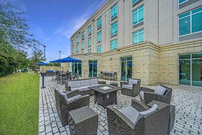 Holiday Inn Express and Suites Charleston Arpt Con