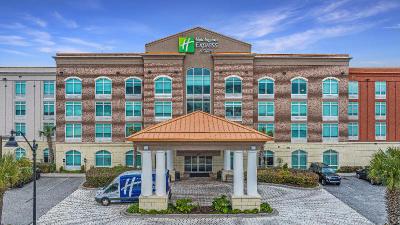 Holiday Inn Express and Suites Charleston Arpt Con