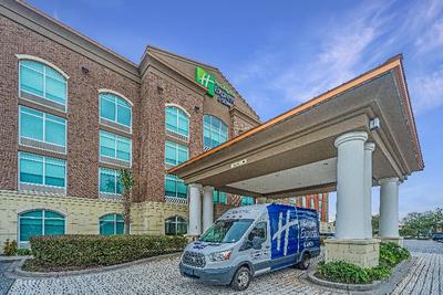 Holiday Inn Express and Suites Charleston Arpt Con