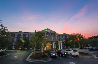 Holiday Inn Express and Suites Charleston North