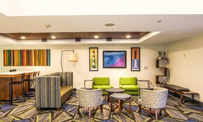 Holiday Inn Express and Suites Charleston North