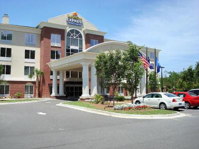 Holiday Inn Express and Suites Charleston North
