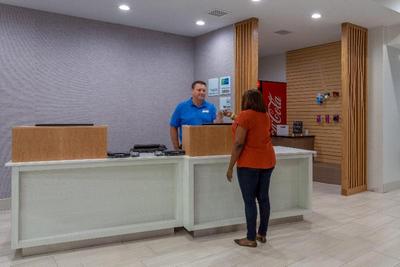 Holiday Inn Express and Suites Charlotte Arrowood