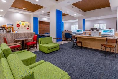 Holiday Inn Express and Suites Charlotte Arrowood