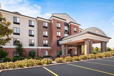 Holiday Inn Express and Suites Cleveland Richfield